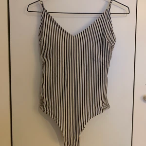 Blå och vit randig baddräkt - En söt vit och blårandig baddräkt från HM som har ilägg. Inte använd och endast testad med underkläder under. Använder intr baddräkt och därför säljer jag den. Skriv vid intresse 💙