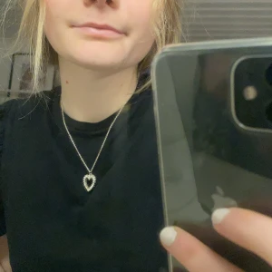Halsband  - Ett fint halsband med ett hjärta 💓 paket pris fins för 100kr om man köper alla tre halsband 💕