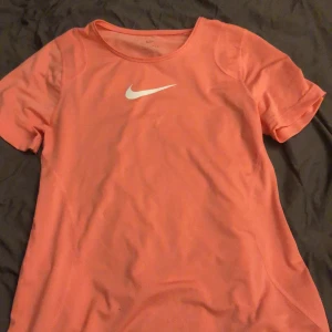 Nike tröja  - Säljer denna koral färgade träningströjan från Nike, aldrig använd. Nypris 200