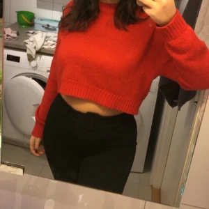 Röd stickad croppad tröja, strl S - Säljer denna stickade tröja. Den är superskön och inte stickig.