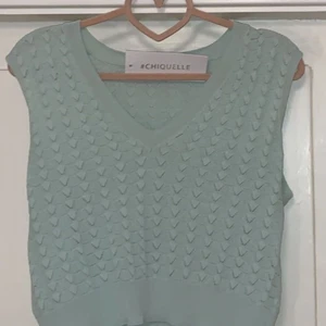 Väst  - Mintgrön väst från chiquelle, aldrig använd (prislappen sitter kvar). Så fint att ha som linne med fina smycken eller över en skjorta. Verkligen perfekt till sommaren💖💕. Om fler är intresserade, buda i kommentarerna! 