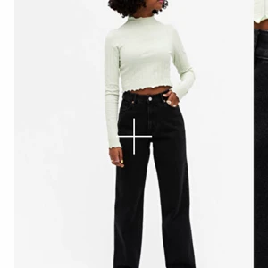 monki jeans - taiki straightleg - Säljer dessa superfina jeans köpta på monki detta halvår, har verkligen varit mina favoritbyxor men passar tyvärr inte mig längre 🥲  Bra skick, skriv till mig för bilder😘 nypris 400kr