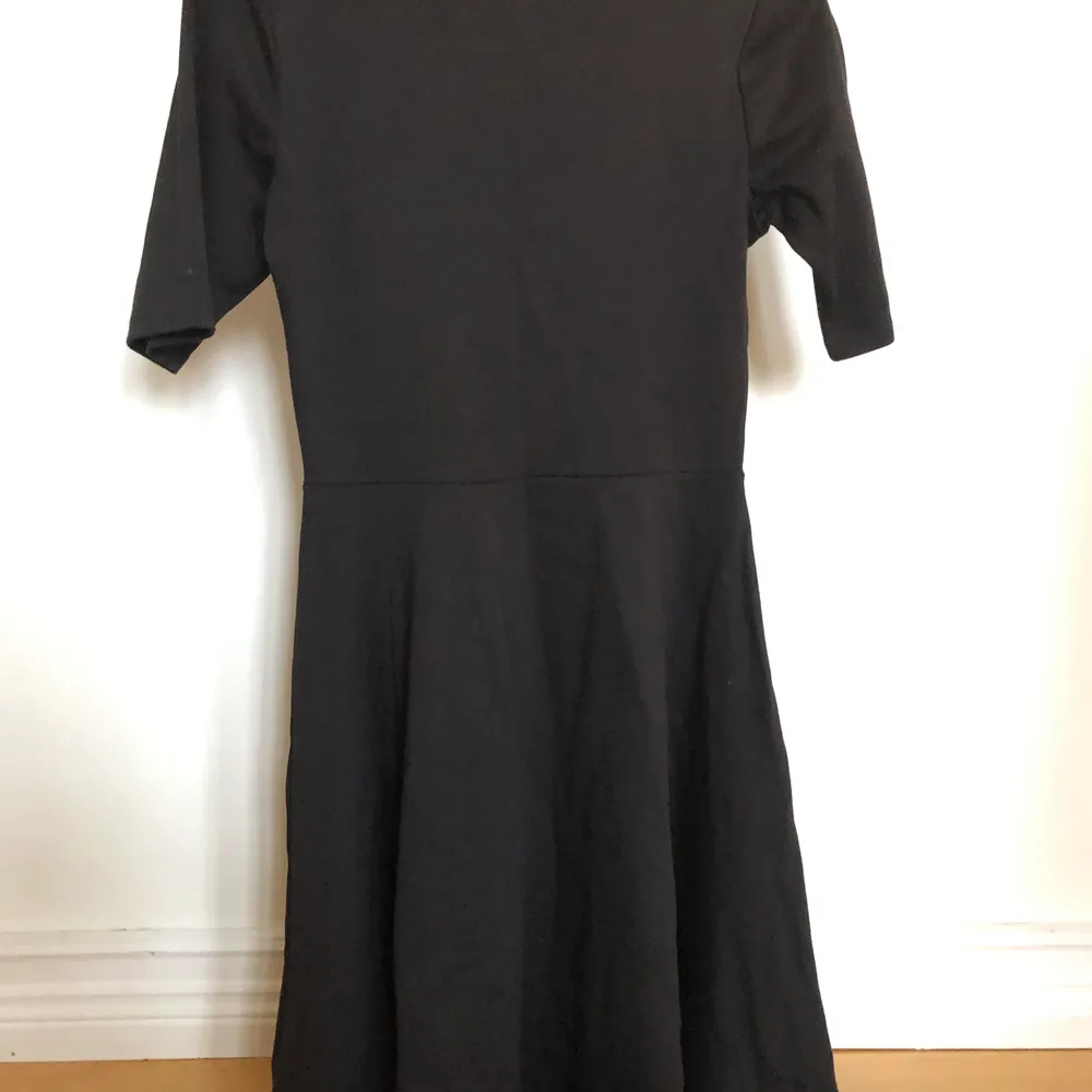Plain svart klänning från Lindex. Använd ett fåtal gånger och i väldigt bra skick. Säljer pga den är inte min stil. Orginalpris 500 kr. Klänningar.