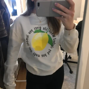 Vit sweatshirt - Säljer denna trendiga sweatshirten med tryck från Rut and circle. Använd väldigt få gånger och i storlek S. Köparen står för frakten!
