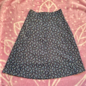 Blommig kjol  - Supersöt kjol som tyvärr inte kommer till användning. Kjolen är perfekt nu till våren och sommaren! Varan har inga defekter och är köpt second-hand. Läs mina villkor innan köp! 🧚🏼💓🧚🏼