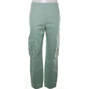 Grönblå byxor från WeSC i modell Iddi, storlek S. Färgen och fickorna är verkligen höjdpunkter på dessa byxor!