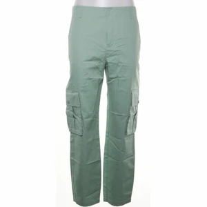 Cargo byxor WeSC - Grönblå byxor från WeSC i modell Iddi, storlek S. Färgen och fickorna är verkligen höjdpunkter på dessa byxor!