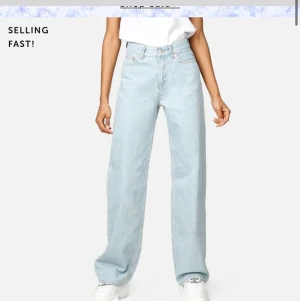 Ljus blå visa jeans  - Ett par ljusblå jeans igår junkyard! Super fina jeans, använda några gånger men tyvärr förstora ! Skriv till mig för fler bilder på jeansen ! 💕storleken är 28 i midjan och längd 32!