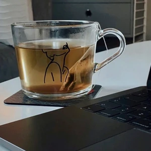 Kopp - Vi är ett UF-företag som säljer koppar med egenmålade citat/motiv. Här är vår kvinnokollektion med motivet ”kvinnoansikte”. Koppen finns att köpa i både stor och liten (se sista bilden). Du kan även designa ditt eget citat/motiv - skriv till oss i dm🥰