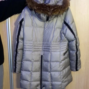 JUNGE VINTERJACKA Storlek 42 - Hej jag säljer min vinterjacka. Den är knappt använd säljer den pågrundav använder inte den längre. Det finns även ett litet håll i högra fickan av jackan. Ny pris 4000kr och säljer den för 1500kr