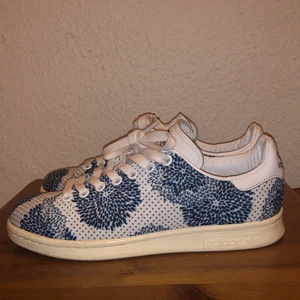 Stan smith - Stan Smith skor med blåa blommor på. Använda några gånger men är i jättebra skick. Storlek 38. Köparen står för frakten!