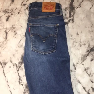 Levis jeans - strl 26 mörkblå Mile High Skinny köpta på levis i stockholm använda ganska mycket säljer för använder inte längre