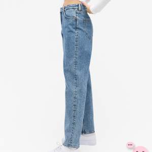 Taiki jeans från Monki i storlek 29 (skulle säga att de passar en 36/38). Första bilden visar bäst vilken färg det är på jeansen🥰🥰 (Nypris är 400kr) Tveka inte att skriva till mig om ni har frågor eller vill ha fler bilder💞