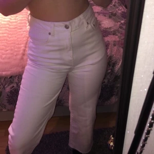 Vita jeans - Ett par vita breda jeans från Lager157, nypris 300kr och endast använda en gång, storlek S men passar nog en Xs- liten M då dom är stretchiga🥰 (frakt går att få billigare om man inte vill ha spårbart) 
