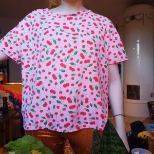Pull and bear körsbär topp  - Söt tshirt från pull and bear i storlek Medium. Passar även Large. Fint skick!!  L 57. B 57.  70kr pp 48kr m frimärken
