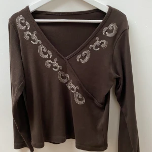 Brun tröja  - Jättesöt tröja med coolt mönster🤍