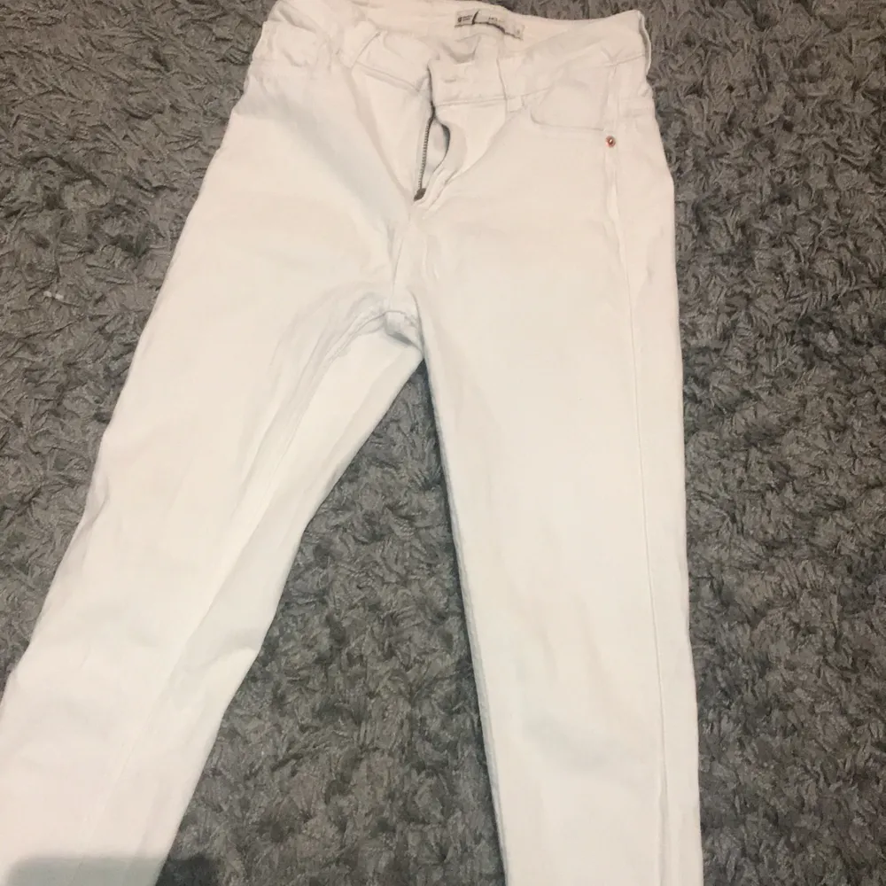 Vita jeans från Gina som jag knappt använt skriv för fler bilder eller frågor❤️ köparen står för frakten. Jeans & Byxor.