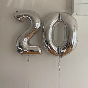 Ballonger - Helt nya helium ballonger, köpta 26 januari och är i färgen silver. En för 100kr båda för 150kr. Nypris 500.Leverans ingår ej utan ballongerna hämtas. 
