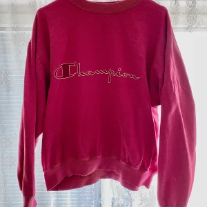 Champion sweatshirt  - Mysig Champion tröja i en jättefin färg! Storleken är M och jag har storlek XS. Varan har inga defekter och är köpt second-hand. Köp redan nu då den inte budas! 🧚🏼💓🧚🏼💓