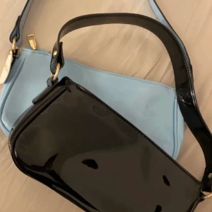 Baguettväskor - 💞Svart såld💞Säljer den blåa väskan ditekt för 70 kr + frakt✨