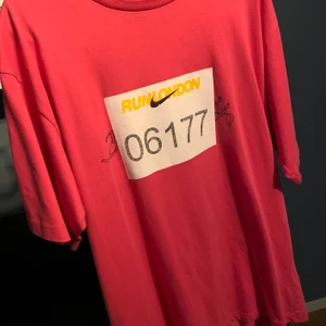 Vintage Nike  - Vintage nike t-shirt från 2001. Går inte att hitta någon annan stans!! 8/10 inga flaws. Buda!! Börjar på 200, höj med 30 minst.