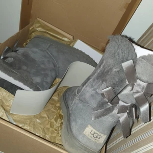 Uggs strlk 35-37 - Jättefina uggs, använda max 3 ggr. Nypris 2500. Är i storlek 35 men passar mig som vanligtvis har 36-37