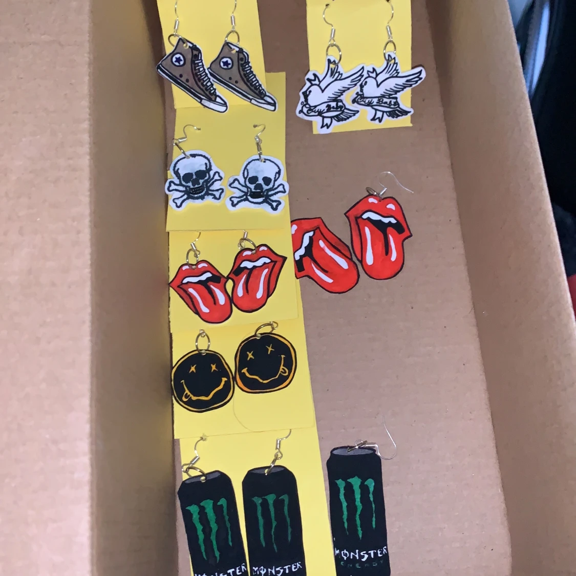 egendesignade örhängen & nyckelringar