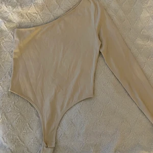 Nakd off shoulder  - Säljer denna off sholuder body, aldrig kommit till användning och är därför som ny. Säljer för 70 kr (köparen står för frakten)