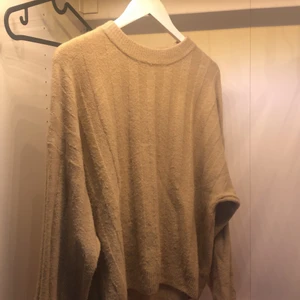 Beige stickad tröja  - Från Monki! Superskön och inte stickig alls. Anledningen till varför jag säljer den är för att den inte kommer till användning och har köpt en ny beige stickad som jag använder mer. Sitter som en stor M 🌟 Pris kan alltid diskuteras och DM:a vid fler frågor! 