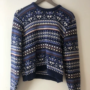 Vintertröja -  En så fin och tjock vintertröja. Snyggt också att ha en skjortkrage under. Köparen står för frakten 💕