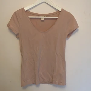 T-shirt, storlek S - Rosa v-ringad t-shirt, storlek S, bra skick