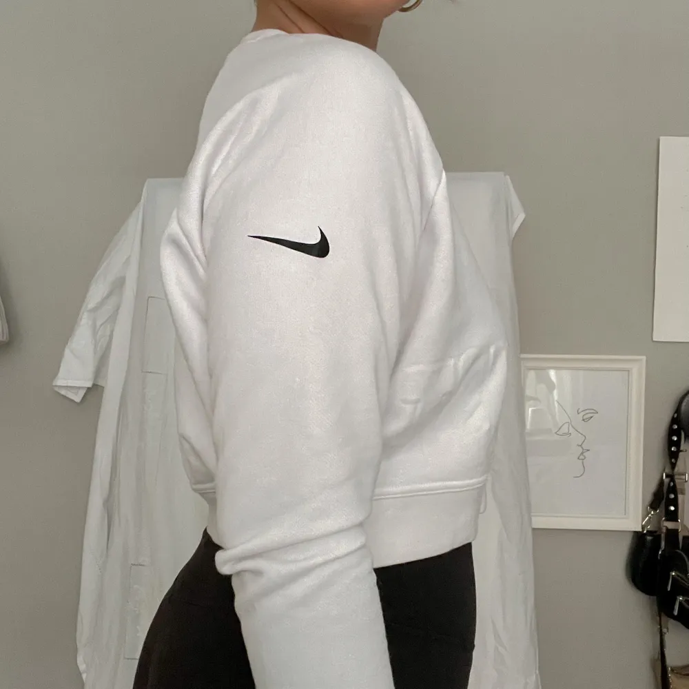 Märke: Nike Storlek: S Material: bomull Färg: vit med logga på vänster arm Skick: nyskick Inköpspris: 399kr Frakt tillkommer 🤍 #tröja #nike. Hoodies.