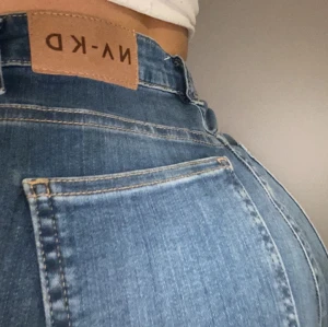 Jeans från nakd  - Högmidjade jeans från nakd aldrig använda. Slitningar och hål i dem.