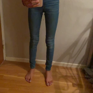 Tajta jeans från Gina tricot  - Jag är 160 lång och de sitter perfekt på mig dem är i storlek xs och orginal pris är 299 kr. Jag köpte dem i november och jag har använt dem kanske 4 gånger. Buda från 1 kr uppåt. Direkt köp för 200 kr räknade me frakt 