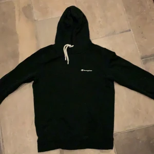 Grön hoodie från Champion  - Köpt för 599 kr och använt vid få tillfällen då den är för liten för mig. 