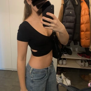 Cool tröja med speciel detalj  - Svart tröja köpt secondhand. Frakt på 24kr 