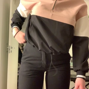 Tröja från bikbok - En jättefin tröja som inte längre finns i lagret på bikbok. Jättefin, har ett spänne där du kan reglera hur du vill att tröjan ska sitta - kolla bild 1. 