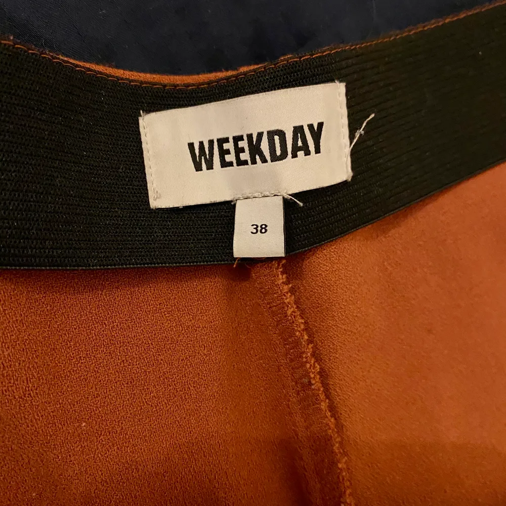 Ett par orange/bruna mjuka byxor från Weekday. Superfina, måttligt använda, säljs p.g.a. att de är för stora för mig i dagsläget. ✨Mötas upp i Lund eller fraktas i Sverige för ca. 70kr✨. Jeans & Byxor.