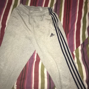 Märkeskläder  - Adidas hoodie, 10/10 skick, 200kr, puma hoodie, 10/10 skick, 200kr, adidas byxor, litet hål på knät 8,5/10 skick, 200. Allt storlek 158/164. Allt för 450kr.