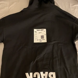 hoodie med tryck  - En svart hoodie med snyggt tryck där bak. väldigt fint skick då den aldrig har används och prislapp sitter kvar. Nypris: 400kr