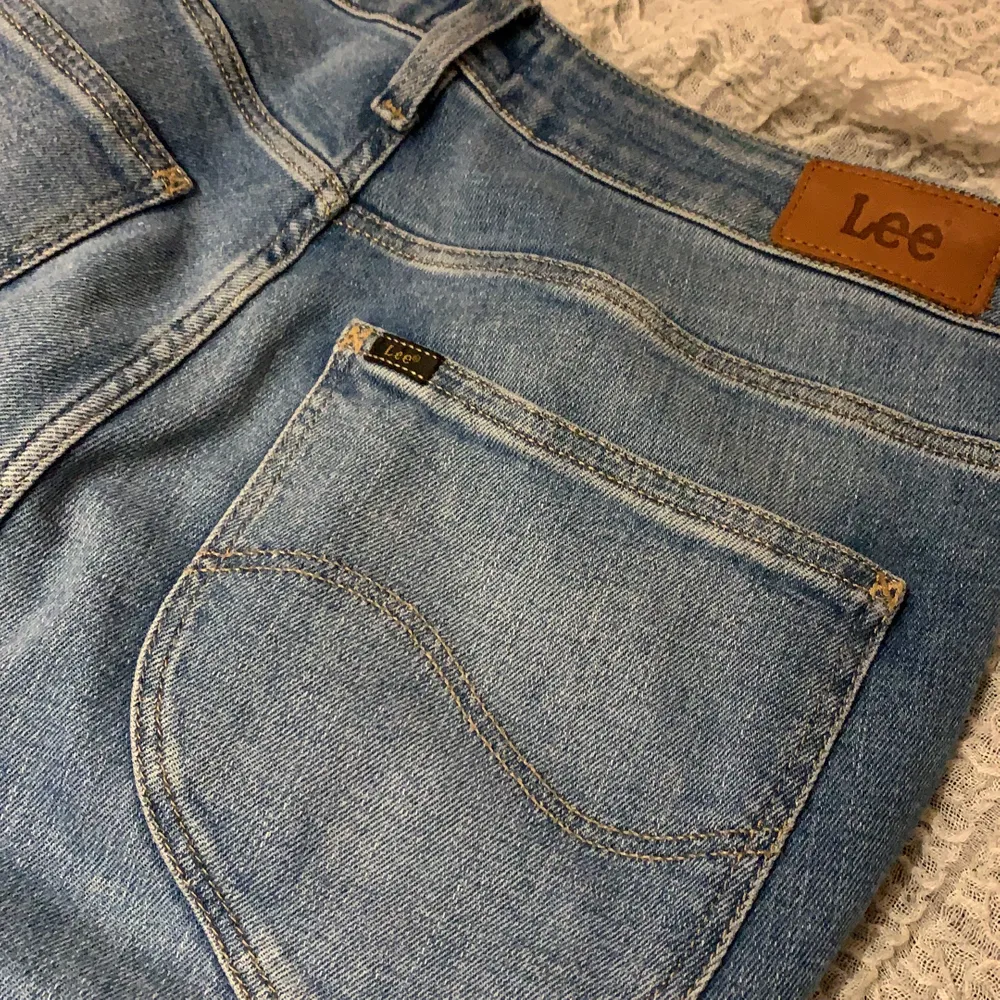 Svinsnygga ljusblå jeans från Lee i storlek W31L31. Original är bootcut men har sytt om dom till vanliga raka själv vilket är skitsnyggt. Köparen står för frakt!. Jeans & Byxor.