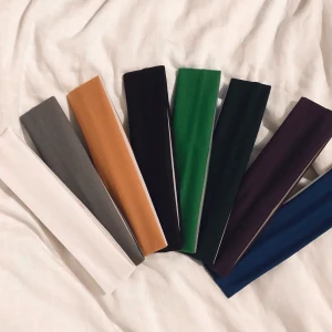 Nya trendiga Hårband - Helt nya och oanvända färgglada trendiga hårband! Perfekt detalj att matcha sin outfit med! ⚡️ 2 för 49kr eller alla för endast 89kr. 🖤 