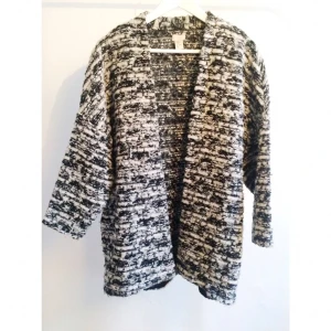  - Stickad oversize kofta från h&m. Mycket bra skick, 799kr nypris.