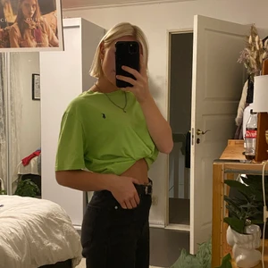 Ralph lauren tröja  - Ralph lauren tisha i en limegrön färg med mörkblå logga. Storlek M-L och sitter snyggt oversized på mig som har S i vanliga fall💚💚