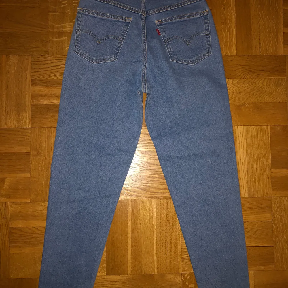Slutsålda jeans från Levis. Strl: 24 Modell: Mom Jean NYA! . Jeans & Byxor.