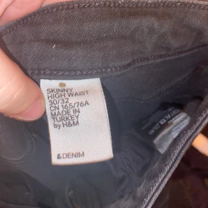 Byxor - Ett par jeans som är högmidgade med slitningar och hål , skriv för bättre bilder , inte använda då jag bara tycker de ska vara något litet vid knät 🤍 