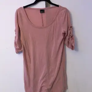 Fin rosa tunika/klänning med fina knappar på ärmarna från gintricot. Säljer för att den inte kommer till användning. Frakt tillkommer. 