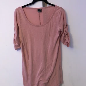 Rosa tunika  - Fin rosa tunika/klänning med fina knappar på ärmarna från gintricot. Säljer för att den inte kommer till användning. Frakt tillkommer. 