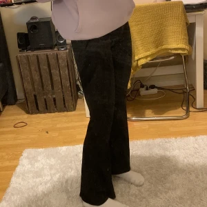 Yogapants från gina - Jättesköna yogapants från gina. Asbra kvalité då de hållt i ungefär två år för mig, används dock inte jätteofta. Strolek XS, 100kr💓