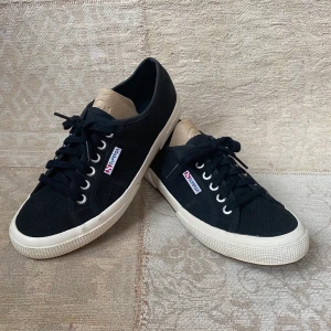 Superga strl 39 - Den klassiska modellen ”2750 COTU”. Använda ca 5-6 gånger så fortfarande inte fint skick, inga sprickor i gummit. Möjligtvis att sulan på hälen är något nött men väldigt lite. 